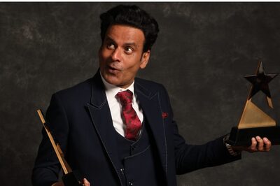 News18 Showsha Reel Awards: Manoj Bajpayee Accepts Best Web Series Trophy for The Family Man 2