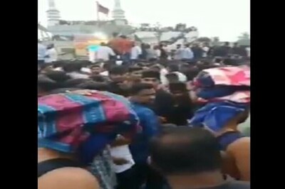 Touching Moment: Anti-CAA Protesters Pause Namaz in Coimbatore to Make Way for Sabarimala Devotees