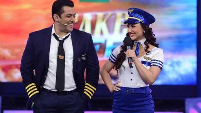 Bigg Boss 8: Salman Khan takes selfies, inmate Aarya Babbar says he will miss 'sex and pizza' on the opening night