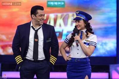 Bigg Boss 8: Salman Khan takes selfies, inmate Aarya Babbar says he will miss 'sex and pizza' on the opening night