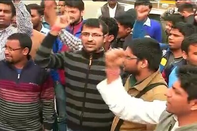 Agitating JNU students find support from across the border