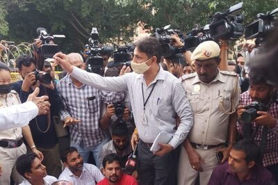 AAP MLAs Seek CBI Probe Into BJP’s ‘Operation Lotus’, Burn Effigies Near Gandhi Statue in Protest