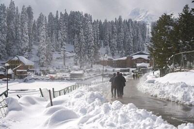 Jammu-Srinagar NH Closed for Third Day; Over 250 Stranded Vehicles Cleared, Authorities in Kashmir Order Fuel Rationing