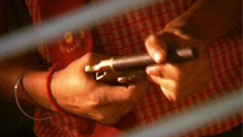 Robbers shoot 2 train passengers dead