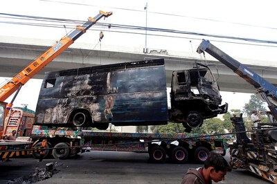 Commuters Happy, Pakistan Uneasy After Govt Gives in to Islamist Group's Demand