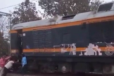Watch: Indian Railway Workers Push Train Coach After it Breaks Down in Amethi