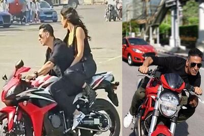 Akshay Kumar Rides a Sportsbike Without Helmet Once Again at the Sooryavanshi Set - Watch Video