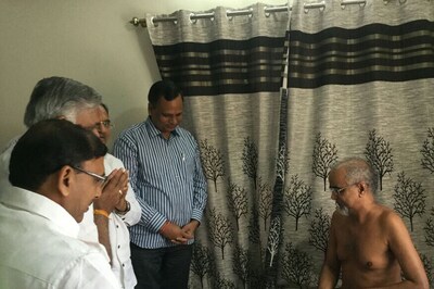 Vishal Dadlani Tweet Row: AAP Leaders Meet Jain Monk Tarun Sagar