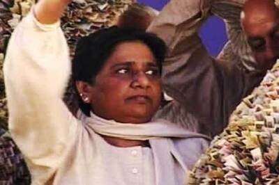 Mayawati gets a break in garland row