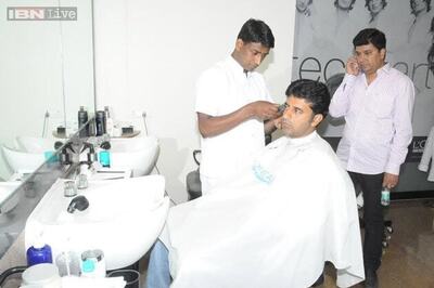Snapshot: Bangalore Congress candidate gets a haircut before voting