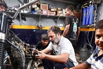 Delhi: Rahul Gandhi's 'Bharat Jodo Yatra' Continues in Karol Bagh; Congress Leader Seen Fixing Bike