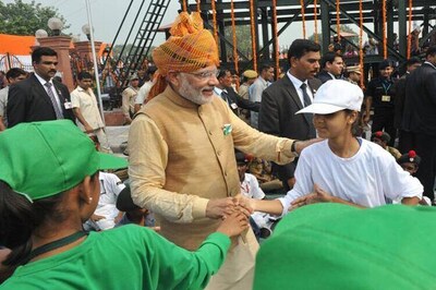 PM does an encore, breaks away from security to meet children