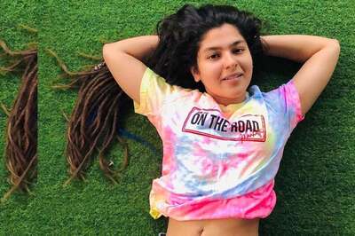 TMKOC Fame Nidhi Bhanushali Shows Off Her Sexy Midriff in Crop Top and Hot Pants; See Pics