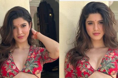 Suhana Khan Goes 'Wow' as BFF Shanaya Kapoor Stuns In Red Lehenga, See Pics