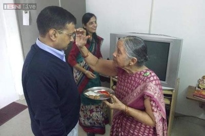 Snapshot: Arvind Kejriwal seeks his mother's blessings before leaving for swearing-in