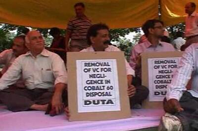 Delhi Univ teachers try to meet VC, assaulted