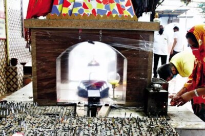 Devotees Offer Cigarettes and Roses at this Shrine of Aghori Dada in Ahmedabad