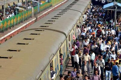 Mumbai Locals to Install Blue-light Indicators to Warn People Against Boarding Moving Trains
