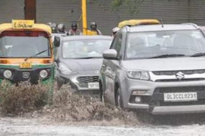 Rain Lashes Central Delhi; IMD Forecasts Similar Weather Conditions for Monday