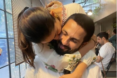 Valentines Day: Mira Kapoor Hugs and Kisses Shahid Kapoor With All Things Love, See Viral Photo
