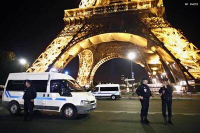Eiffel Tower evacuated after bomb scare