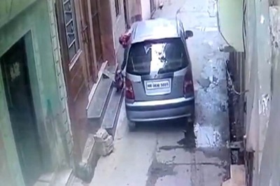 Woman Abandons Newborn Girl on Stranger's Doorstep in UP, Car's Plate Caught on CCTV