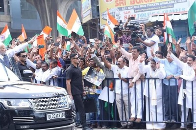 PM Modi in Bengaluru: Congress Takes a Dig at BJP After State Leaders Spotted Standing Behind Barricades