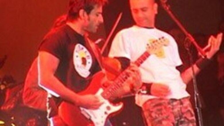 Saif turns guitarist again, rocks Delhi