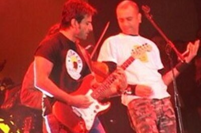 Saif turns guitarist again, rocks Delhi