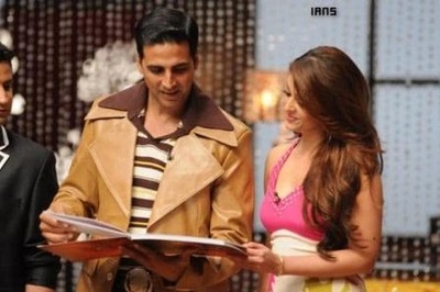 Akshay gifts cookery book to Aishwarya