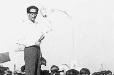 Social Media Compares Uddhav’s Sunroof Speech to Balasaheb’s 1968 Address at Gateway of India | WATCH