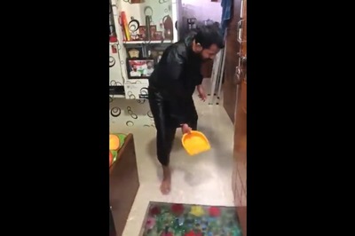 Mumbai Rains: Hockey Player Yuvraj Walmiki's Tries to Drain Out Water from His Water-logged House