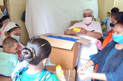 Delhi WCD Minister Rajendra Pal Gautam Distributes Reusable Sanitary Napkins Among Women Living in Slums