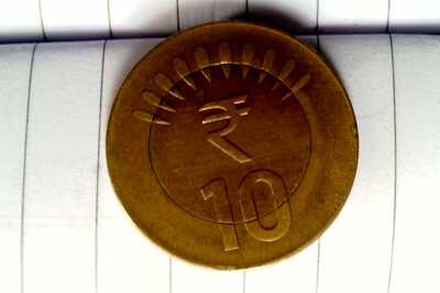 Rupee Slips 6 Paise to 77.50 Against US Dollar in Early Trade