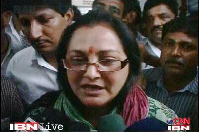 Jaya Prada loses cool, threatens to slap reporter