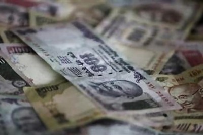 Rupee dips below 61-mark vs US Dollar, ends at 60.95