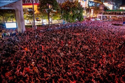 2 Charged With Endangering Queen As Thai Protests Continue