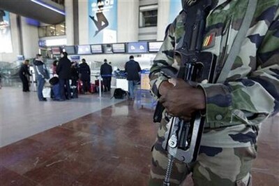 Mali Islamists counter attack, promise France long war