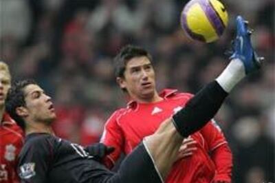 Arsenal beat Everton, regain EPL's top spot