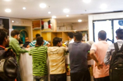 Thin Crowd Seen Outside Liquor Vends in Delhi as Confusion Persists Over Excise Licences