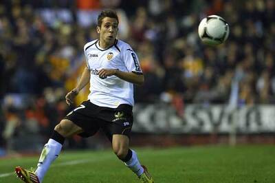 Barca agree to sign fullback Alba from Valencia