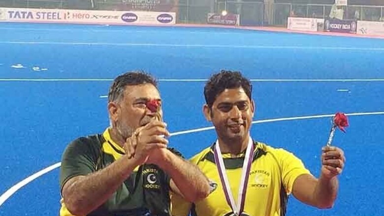 Pakistan says sorry to India with red roses as Champions Trophy ends