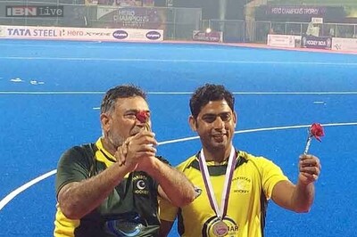 Pakistan says sorry to India with red roses as Champions Trophy ends