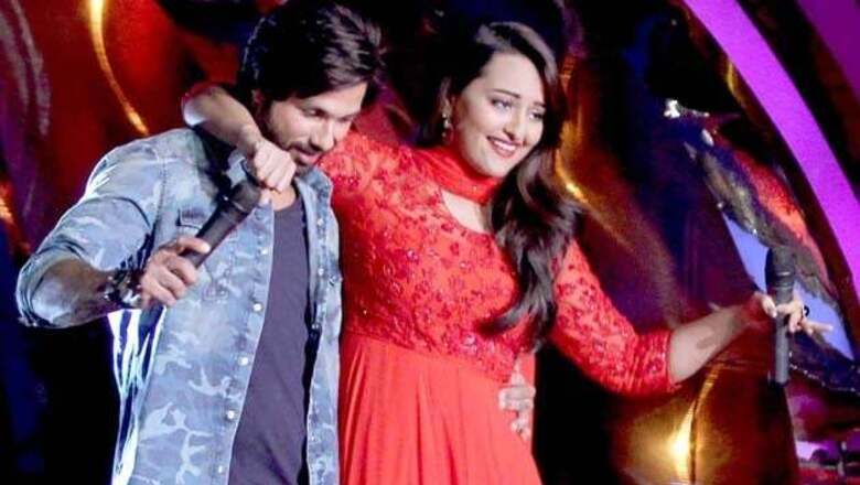 Snapshot: Ouch! Shahid helps Sonakshi perform despite her bandaged foot