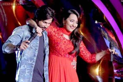 Snapshot: Ouch! Shahid helps Sonakshi perform despite her bandaged foot