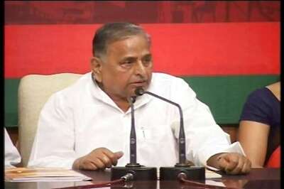 Mulayam drops fresh hints that he is in PM race
