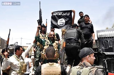 IS offers a mix of brutality, charity during Ramadan