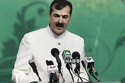 Pakistan PM survives assassination attempt