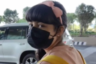 Abhishek Bachchan, Aishwarya Rai's Daughter Aaradhya Sweetly Wishes Paparazzi 'Happy Diwali'; Watch