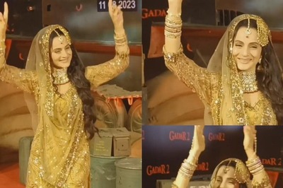 Gadar 2 Screening: Ameesha Patel Dances Her Heart Out On Dhol Beats, Makes Paps Cheer 'Balle Balle'